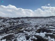 ஈத் அல்-பித்ர் நாட்களில் பலத்த மழை கண்ட பின்னர் நஜ்ரான் பகுதி வெள்ளை நிறத்தில் மூடப்பட்டுள்ளது.