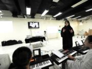 இசைக் கலைப் பயிற்சித் திட்டத்தில் சேர்ந்துள்ள மழலையர் பள்ளி ஆசிரியர்கள்.