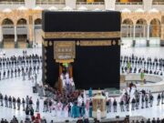 புனித காபாவை நீரால் தூய்மை செய்து தொழுகை நடத்திய மக்காவின் துணை அமீர்.