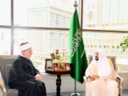 ஷேக் ஹுசைன் கவாசோவிக்கை வரவேற்ற அப்துல்லதீப் பின் அப்துல் அஜிஸ் அல்-ஷேக்.