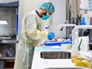 ரோபோடிக் அறுவை சிகிச்சை பயிற்சிக்காக KSU 12 படுக்கைகள் கொண்ட சிறப்பம்ச அறையை வழங்குகிறது.