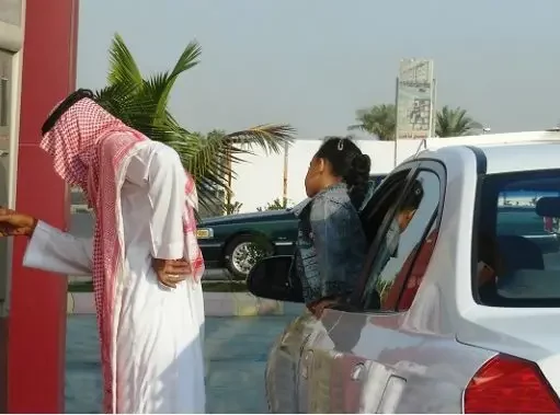 ATM இயந்திரத்தில் கார்டு சிக்கினால் என்ன செய்ய வேண்டும்?