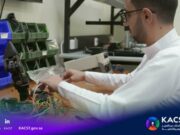 KACST ஆய்வகங்களில் செயற்கை நுண்ணறிவு மற்றும் ரோபாட்டிக்ஸில் 12 ஆராய்ச்சி திட்டங்களை சவூதி மாணவர்கள் உருவாக்குகின்றனர்.