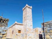 பார்வையாளர்களை ஈர்க்கும் அல்-பஹாவில் உள்ள வரலாற்று மசூதிகளின் மினாராக்களின் கட்டிடக்கலை.