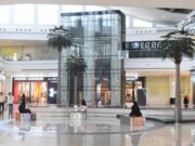 பார்கோடுகளை ஸ்கேன் செய்வதன் மூலம் நுகர்வோர் தள்ளுபடி சலுகைகளை சரிபார்க்கலாம்.