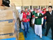 ரஃபா எல்லையில் மனிதாபிமான உதவி செயல்முறையை சவூதி அதிகாரிகள் ஆய்வு செய்கிறார்கள்.