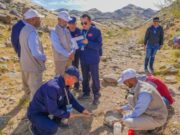 அரேபிய கேடயத்திலிருந்து புவி வேதியியல் மாதிரிகளை சேகரித்துள்ள சவூதி புவியியல் ஆய்வு.