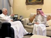 மக்கா துணை அமீர் இளவரசர் காலித் அல்-ஃபைசலை சந்தித்தார்.