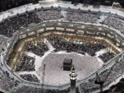 இரண்டு புனித மசூதிகளிலும் ஒரு மில்லியனுக்கும் அதிகமான வழிபாட்டாளர்கள் குவிந்துள்ளனர்.