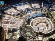 புனித லைலத் அல்-கத்ர் இரவில், பெரிய மசூதியில் வழிபாட்டாளர்கள் அமைதியை தழுவினர்.