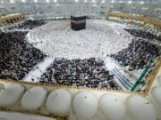 பெரிய மசூதியின் மேல் தளத்தில் இருந்து கீழே குதித்த நபர்.