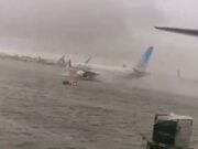 ஐக்கிய அரபு அமீரகத்தில் பெய்த கனமழையால் நீரில் மூழ்கிய துபாய் விமான நிலைய ஓடுபாதை.