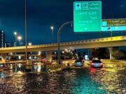 ஐக்கிய அரபு எமிரேட்ஸ் மற்றும் ஓமன் கொடிய புயல்களில் தத்தளிப்பதால் துபாய் விமான நிலையம் தத்தளிப்பு.