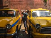 கடுமையான வெயிலின் காரணமாக தீவிர வெப்பநிலையுடன் போராடும் இந்திய வாக்காளர்கள்.