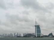 ஐக்கிய அரபு எமிரேட்ஸில் மழை காரணமாக துபாய் விமானங்கள் ரத்து, பள்ளிகள் மற்றும் அலுவலகங்கள் மூடப்பட்டன.