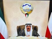 குவைத் எமிர் ஜனநாயக செயல்முறையை மாற்றியமைக்க அரசியலமைப்பை இடைநிறுத்துகிறார்.