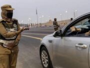 விசிட் விசா வைத்திருப்பவர்கள் சரியான நேரத்தில் வெளியேற தாமதம் செய்தால் சிறைத்தண்டனை மற்றும் அபராதம் விதிக்கப்படும்.