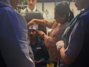 விமானத்தில் திடீரென மயங்கிய பயணிக்கு செவிலியர் முதல் உதவி.