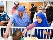 7 மணி நேர அறுவை சிகிச்சை மூலம் பிலிப்பைன்ஸ் இரட்டைக் குழந்தைகளை சவுதி மருத்துவக் குழு பிரித்துள்ளது.