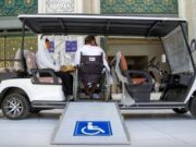 ஹஜ் பயணிகளின் வசதிக்காக கிராண்ட் மசூதியில் கோல்ஃப் வண்டிகள் நிறுத்தப்பட்டுள்ளது.