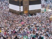 தவாஃப் அல்-குதூம் செய்ய பெரிய மசூதியில் கூடிய பயணிகள்.