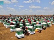 சவுதி அரேபியா 99 நாடுகளில் 2,984 திட்டங்கள் மூலம் தேவைப்படுபவர்களுக்கு மனிதாபிமான ஆதரவை வழங்குகிறது.