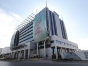 சவூதி அரேபிய வழக்கறிஞர்கள் சுகாதாரப் பயிற்சியாளரைப் போல் ஆள்மாறாட்டம் செய்த நபருக்கு எதிராக கட்டணம் வசூலிக்கின்றனர்.