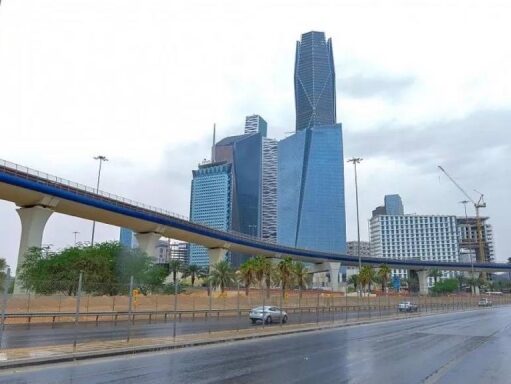 சவுதி அரேபியாவில் சுற்றுச்சூழல் திட்டங்களால் புழுதிப்புயல் குறைந்துள்ளது.